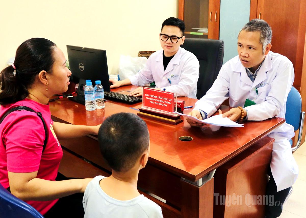 Le docteur Nguyen Ly Thinh Truong, directeur du Centre cardiovasculaire de l'Hôpital national pour enfants, a examiné et lu les résultats de l'enfant.