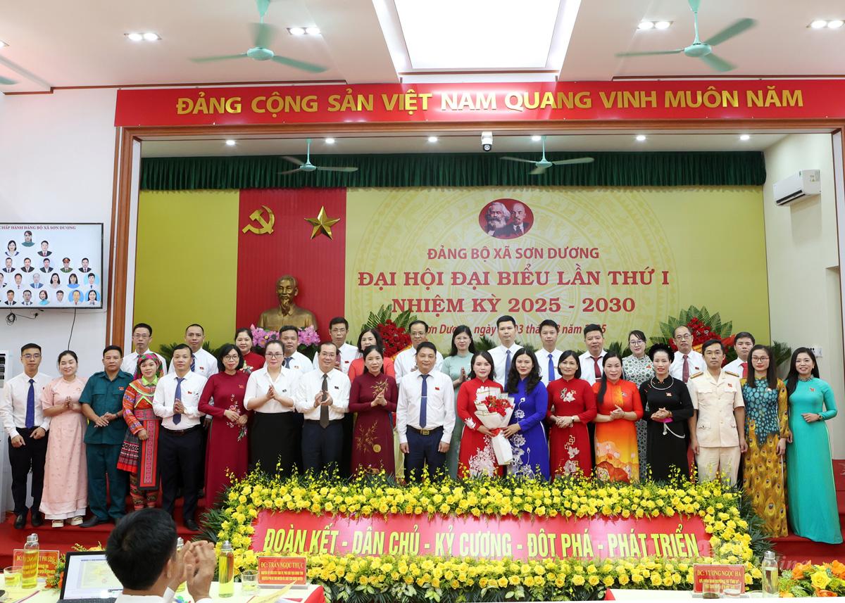 ថ្នាក់ដឹកនាំគណៈកម្មាធិការប្រជាជនខេត្ត ជូនកម្រងផ្កាអបអរសាទរគណៈកម្មាធិការបក្សឃុំ Son Duong អាណត្តិ 2025-2030។