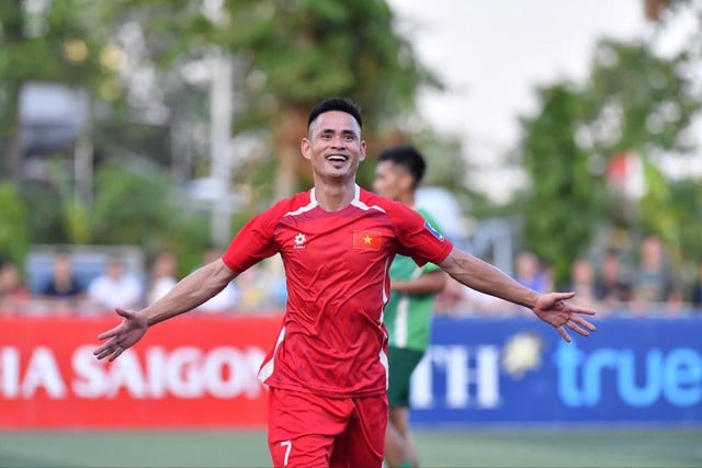 Đội tuyển 7 người Việt Nam gây ấn tượng trước các ngôi sao bóng đá sân cỏ
- Ảnh 7.