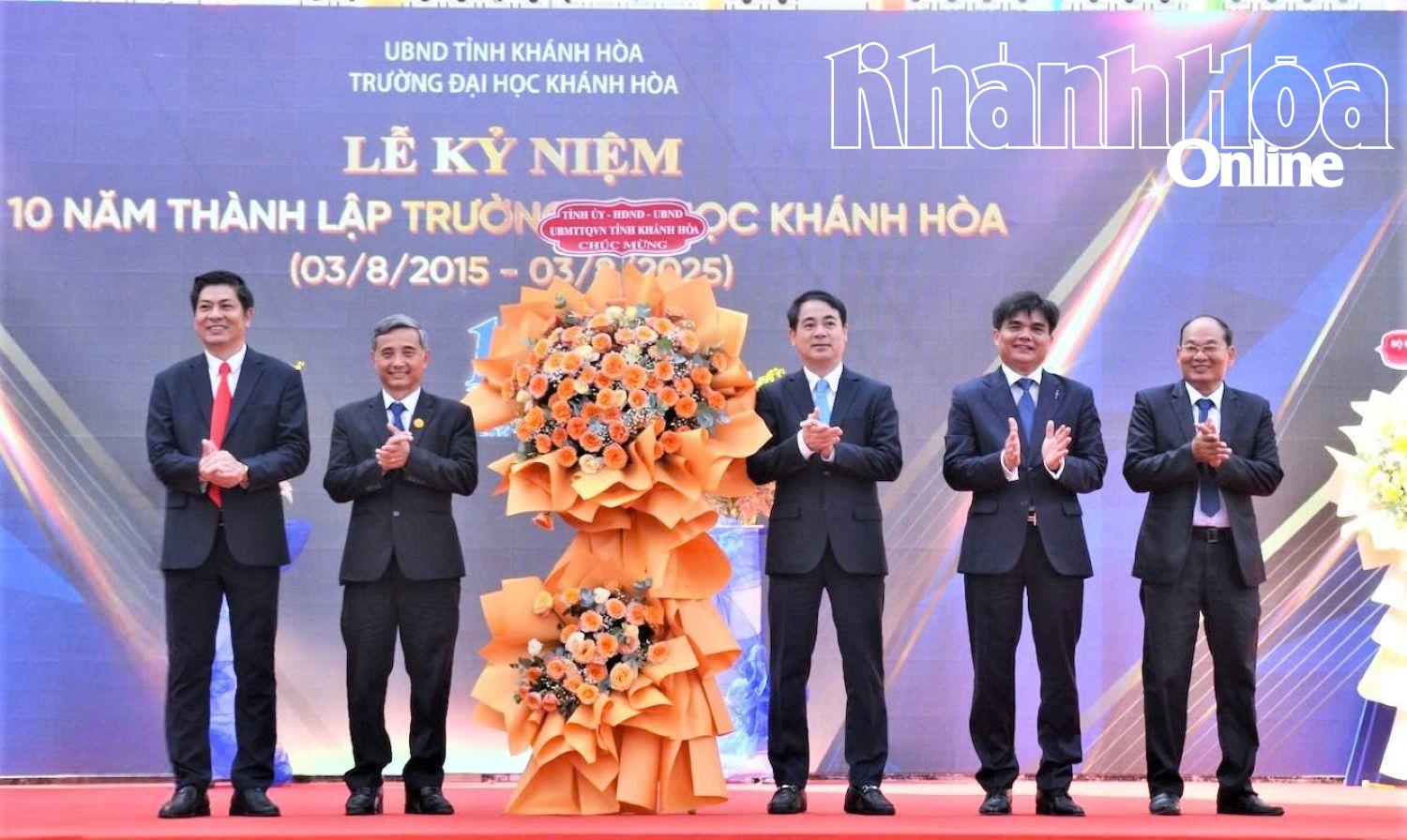 Đồng chí Nghiêm Xuân Thành tặng hoa chúc mừng Trường Đại học Khánh Hòa.