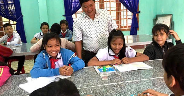 Thầy giáo như người cha của học trò miền núi