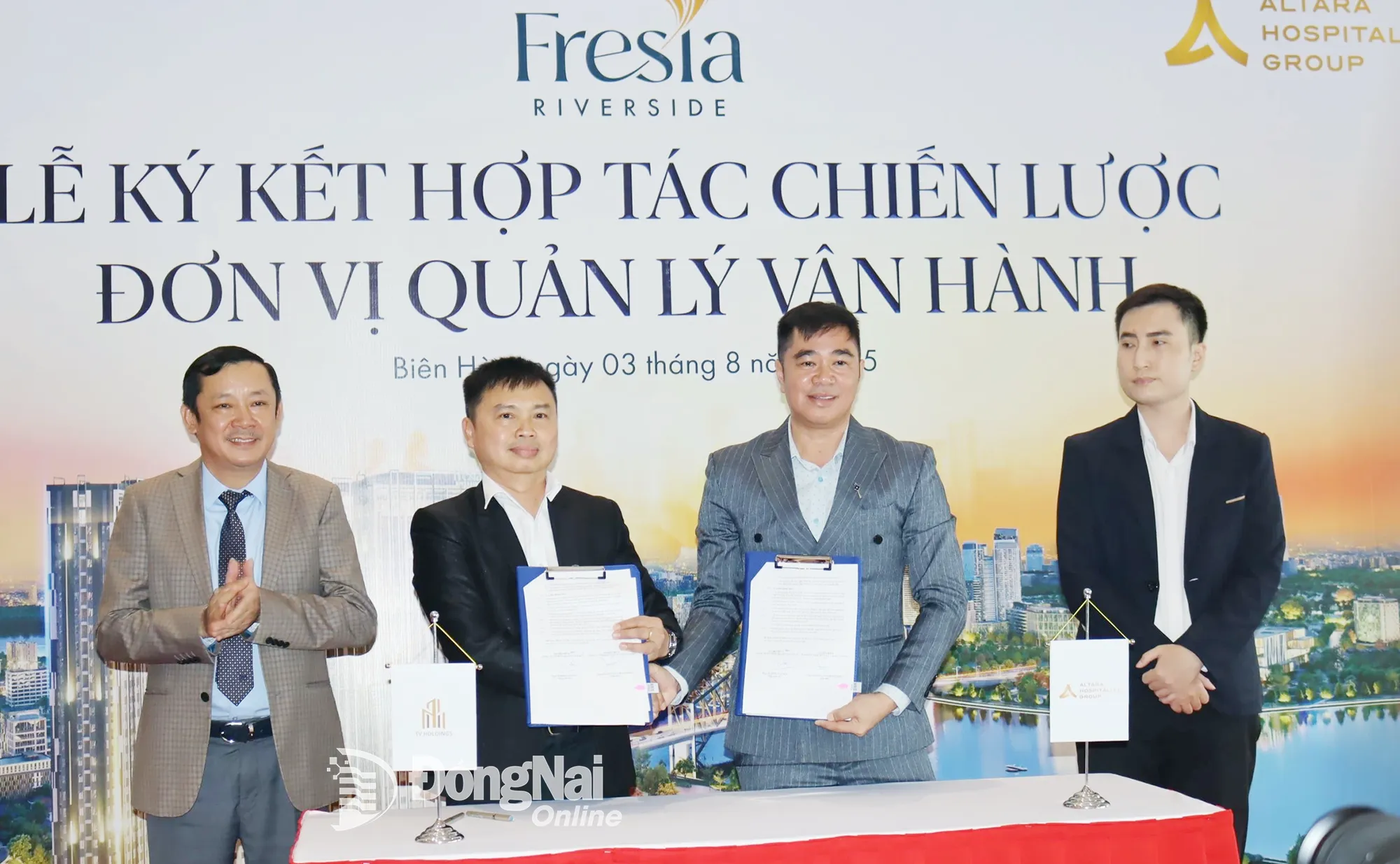 Representatives of Tan Van Real Estate Joint Stock Company and Altara Hospitality Group signed a cooperation agreement on project management and operation. Photo: Hoang Loc