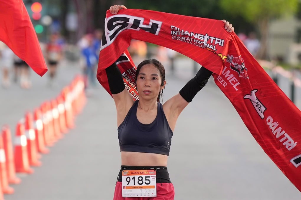 Nữ VĐV chạy chân đất vô địch 42km giải Quảng Trị International Marathon - 2