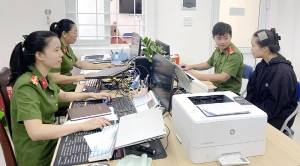 Cán bộ Công an cấp xã tại tỉnh Đắk Lắk hướng dẫn người dân giải quyết thủ tục trong những ngày đầu thực hiện chính quyền địa phương 2 cấp.