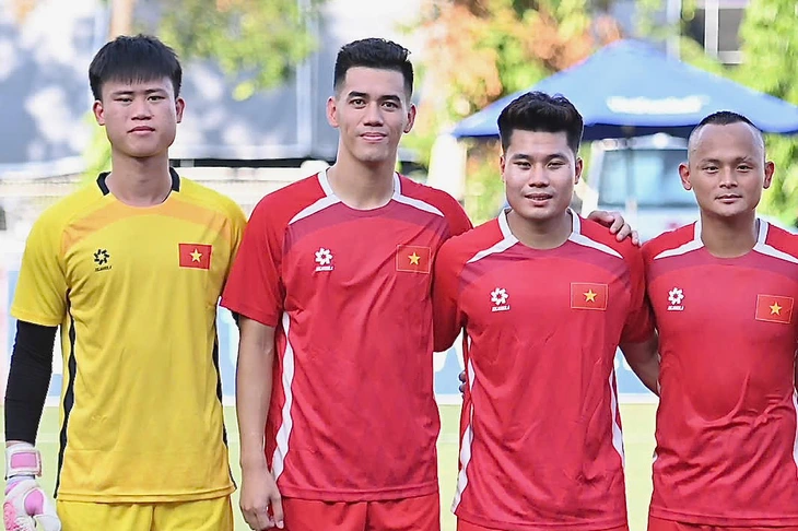 Tiến Linh ra Hà Nội đá từ thiện - Ảnh 1.