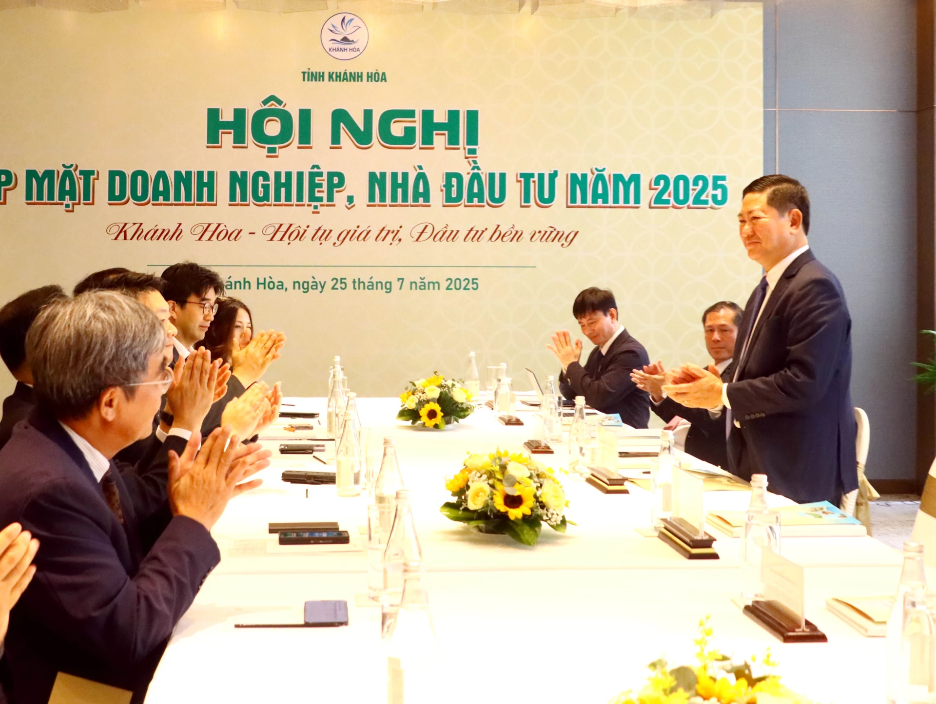 Khánh Hòa đẩy mạnh phối hợp tháo gỡ vướng mắc cho doanh nghiệp 

Mới đây, Chủ tịch UBND tỉnh Khánh Hòa Trần Quốc Nam đã ban hành văn bản số 1120/UBND-KT, chỉ đạo các sở, ban, ngành, địa phương và các hiệp hội doanh nghiệp phối hợp giải quyết kiến nghị, vướng mắc của doanh nghiệp và nhà đầu tư trên địa bàn tỉnh nhằm hiện thực hóa cam kết của lãnh đạo tỉnh tại Hội nghị Gặp gỡ doanh nghiệp, nhà đầu tư năm 2025 diễn ra ngày 25/7/2025.
Với chủ trương “Việc gì đã rõ thì đẩy nhanh tiến độ, việc còn vướng thì tập trung giải quyết nhanh chóng, kịp thời, đúng quy định”, UBND tỉnh cam kết đồng hành cùng doanh nghiệp, nhà đầu tư để không bỏ lỡ cơ hội phát triển. Tỉnh sẽ liên tục tổ chức các buổi gặp gỡ hàng tháng, hàng quý theo từng nhóm lĩnh vực như công nghiệp, năng lượng, du lịch, đô thị để kịp thời tháo gỡ vướng mắc. Đồng thời, tỉnh sẽ đẩy mạnh cải cách hành chính, chuyển đổi số và cải thiện môi trường đầu tư kinh doanh.
Theo chỉ đạo, thủ trưởng các sở, ban, ngành và địa phương có trách nhiệm trực tiếp chỉ đạo quyết liệt công tác cải thiện môi trường đầu tư, kinh doanh, chịu trách nhiệm trước Chủ tịch UBND tỉnh về kết quả xử lý các khó khăn, vướng mắc. Các đơn vị phải chủ động rà soát, xử lý trực tiếp kiến nghị theo chức năng, thẩm quyền, không né tránh trách nhiệm, không đùn đẩy cấp trên. Định kỳ, các đơn vị báo cáo kết quả và đề xuất giải pháp xử lý vướng mắc vượt thẩm quyền về Trung tâm Xúc tiến Đầu tư thương mại và du lịch để tổng hợp.
Chủ tịch UBND tỉnh cũng giao Sở Tài chính khẩn trương tham mưu ban hành Quy chế phối hợp để nâng cao hiệu quả giải quyết khó khăn cho doanh nghiệp. Giao Trung tâm Xúc tiến Đầu tư thương mại và du lịch làm đầu mối tiếp nhận, rà soát, phân nhóm các khó khăn, vướng mắc, gửi đến các đơn vị liên quan để xử lý; chủ động đôn đốc giải quyết, tổng hợp kết quả báo cáo UBND tỉnh; có nhiệm vụ hoàn thiện kế hoạch, kịch bản chi tiết tổ chức gặp gỡ doanh nghiệp hàng tháng, hàng quý và phối hợp tổ chức Hội thảo đánh giá Chỉ số năng lực cạnh tranh (PCI) cấp tỉnh Khánh Hòa dự kiến trong tháng 8/2025. Các Hội, Hiệp hội doanh nghiệp, doanh nghiệp, nhà đầu tư phát huy tinh thần năng động, sáng tạo, đóng vai trò cầu nối hiệu quả giữa chính quyền và cộng đồng doanh nghiệp; chủ động đề xuất giải pháp thúc đẩy tăng trưởng kinh tế – xã hội và gửi các kiến nghị, phản ánh về Trung tâm Xúc tiến Đầu tư thương mại và du lịch để được tổng hợp, xử lý.
Anh Tuấn

Chủ tịch UBND tỉnh Khánh Hòa Trần Quốc Nam gặp gỡ doanh nghiệp, nhà đầu tư ngày 25/7/2025