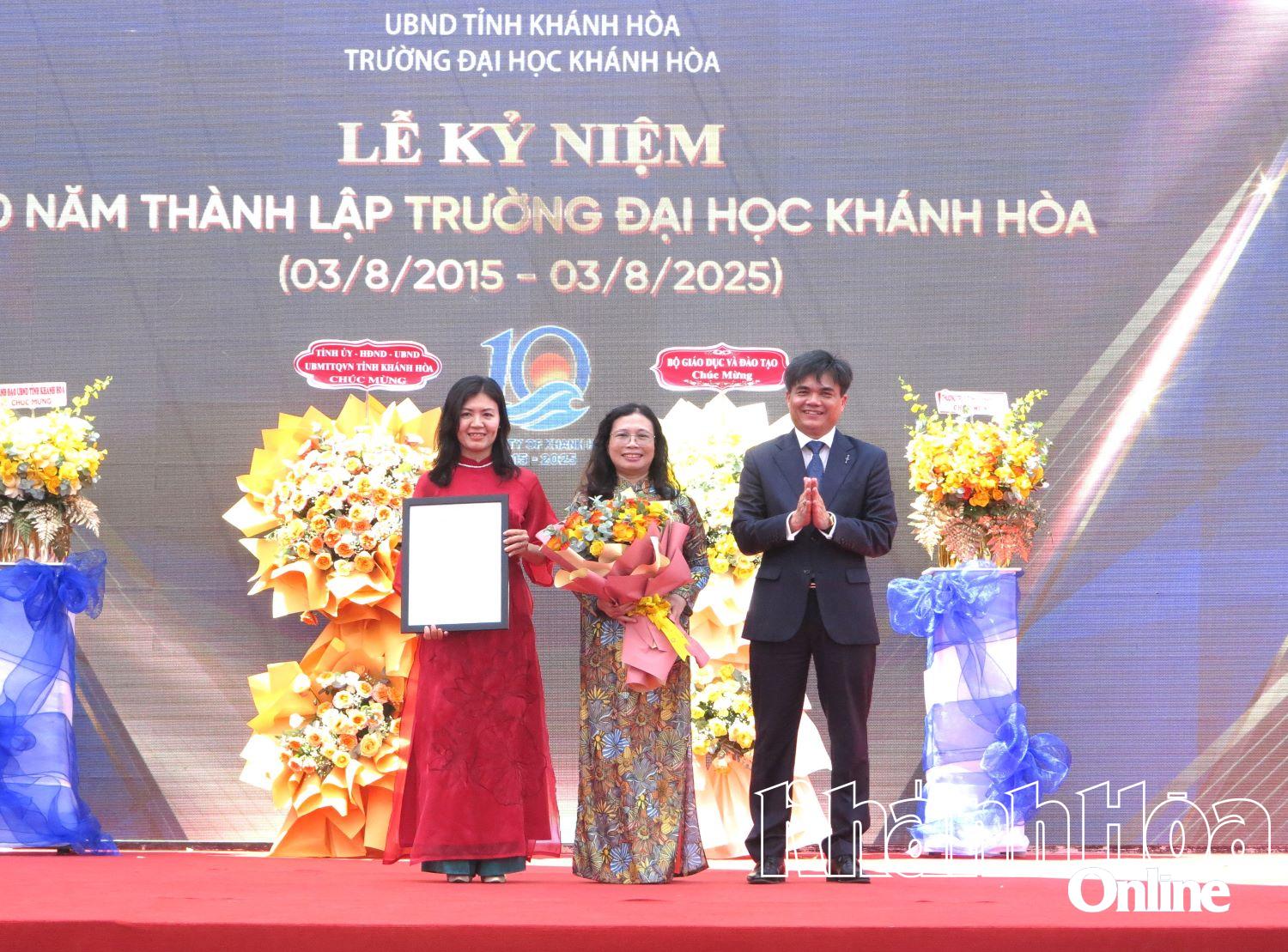 Tiến sĩ Phan Phiến - Hiệu trưởng nhà trường trao bằng khen