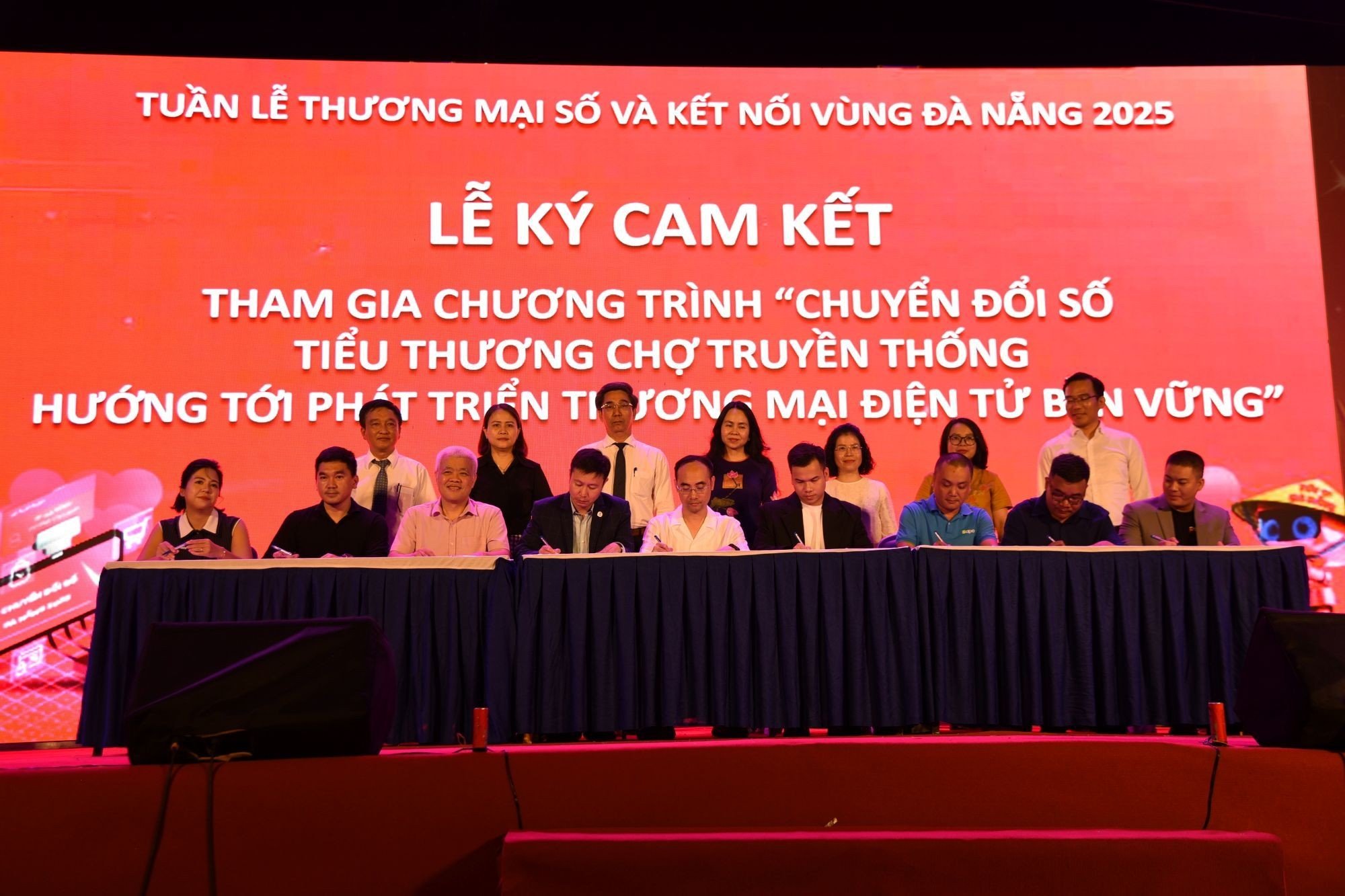 Tại phiên khai mạc Tuần lễ (tối 1/8/2025), đã diễn ra Lễ ký cam kết tham gia Chương trình “Chuyển đổi số tiểu thương chợ truyền thống hướng tới phát triển thương mại điện tử bền vững”. Ảnh: Tạp chí Đông Nam Á