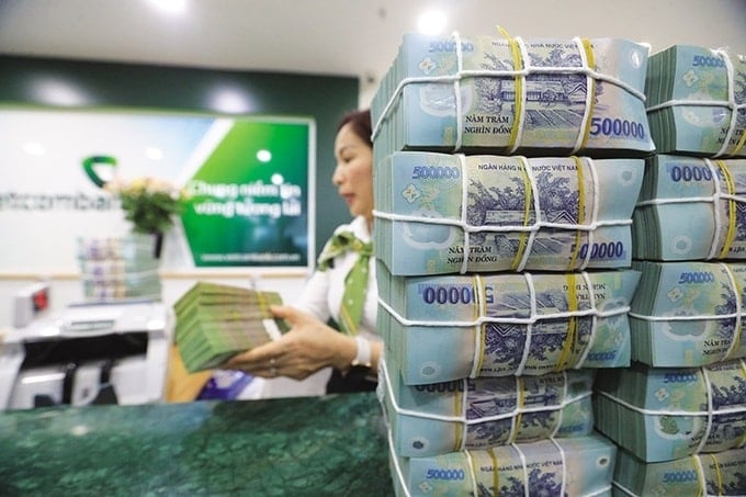 Biên lãi thu hẹp lợi nhuận ngân hàng vẫn bứt phá