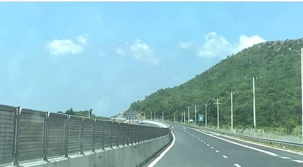 生産地域と加工・消費地域を結び、輸送時間を短縮するための省内高速道路の建設を検討する必要がある。