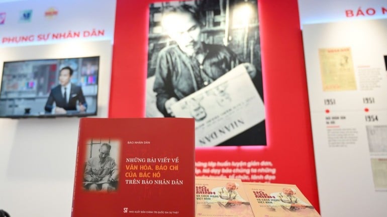 หนังสือพิมพ์หนานดานเปิดตัวหนังสือ “บทความวัฒนธรรมและการสื่อสารมวลชนโดยลุงโฮ ในหนังสือพิมพ์หนานดาน” ในงาน Press Festival 2025 (ภาพ: THE DAI)