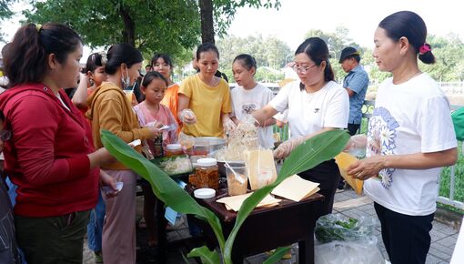 Độc đáo phiên Chợ Chai dùng rác thải nhựa thay tiền tại xã Dương Minh Châu