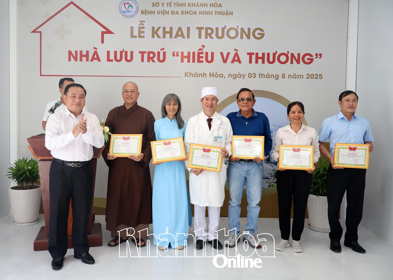 ថ្នាក់ដឹកនាំមន្ទីរសុខាភិបាលបានប្រគល់ប័ណ្ណសរសើររបស់ប្រធានមន្ទីរសុខាភិបាលជូនសមូហភាពដែលមានស្នាដៃឆ្នើមក្នុងការកសាងកន្លែងស្នាក់នៅជូនសាច់ញាតិអ្នកជំងឺនៅមន្ទីរពេទ្យទូទៅ Ninh Thuan។