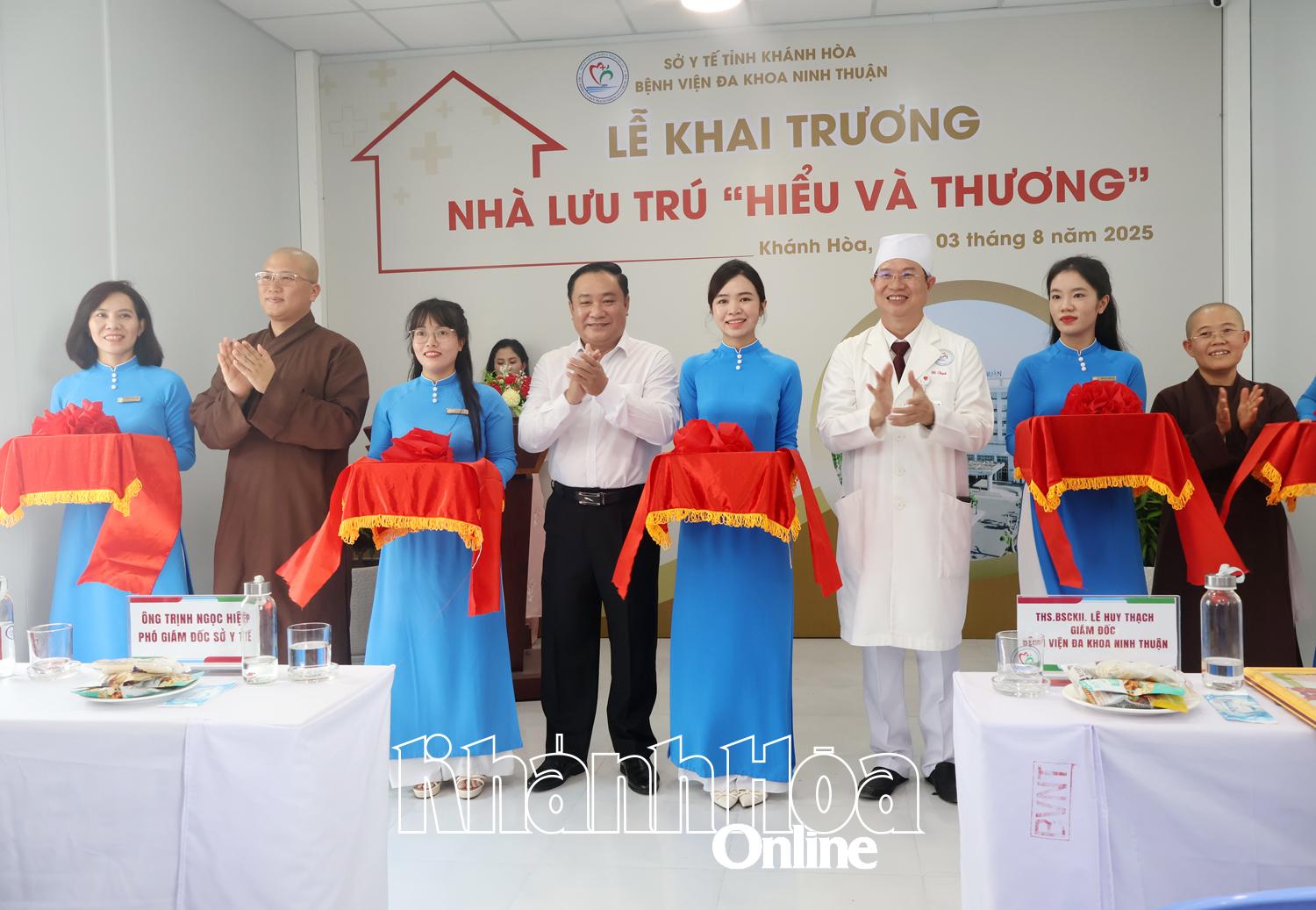 ថ្នាក់ដឹកនាំមន្ទីរពេទ្យទូទៅ Ninh Thuan និងគណៈប្រតិភូបានកាត់ខ្សែបូសម្ពោធដាក់ឱ្យប្រើប្រាស់។