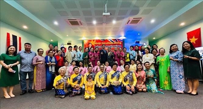 Đoàn công tác gặp gỡ bà con kiều bào tại Phuket. (Ảnh: TTXVN)