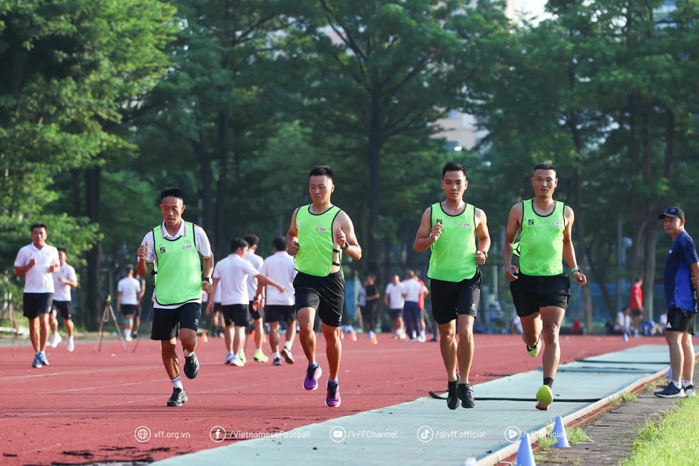 Bị ngất xỉu, một trọng tài V-League đi cấp cứu khi kiểm tra thể lực sáng sớm 3.8- Ảnh 1.