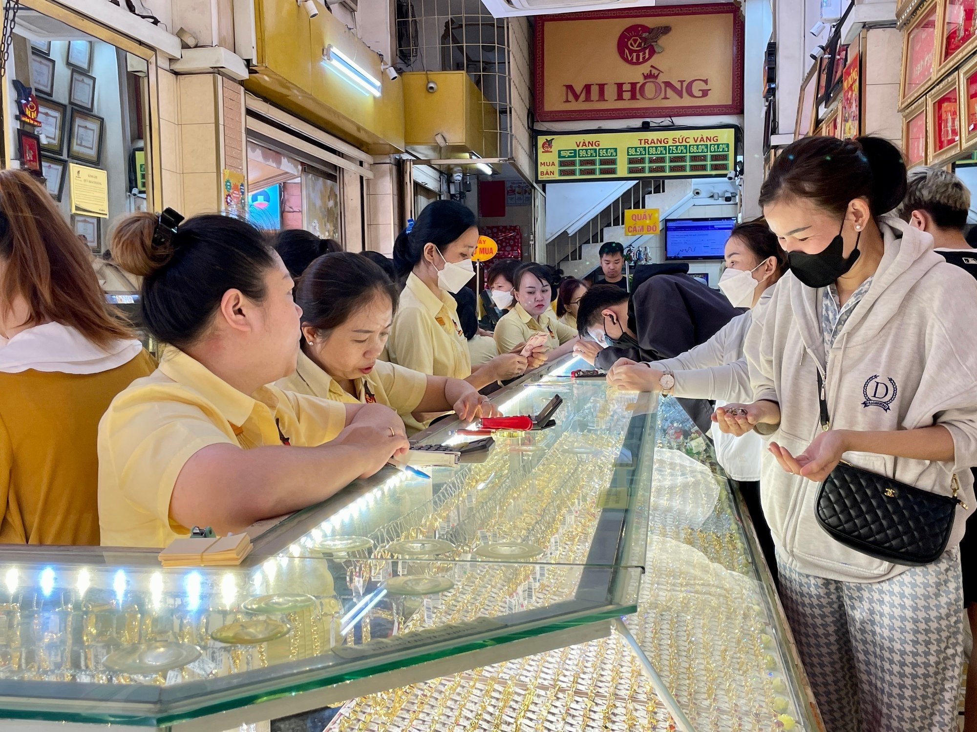 Giá vàng chiều nay 3/8/2025: Giá vàng tăng người mua lãi đậm