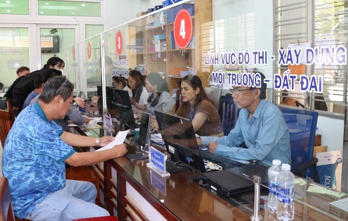Đà Nẵng: Cán bộ phường làm việc hết sức để cấp sổ hồng cho dân - Ảnh 2.
