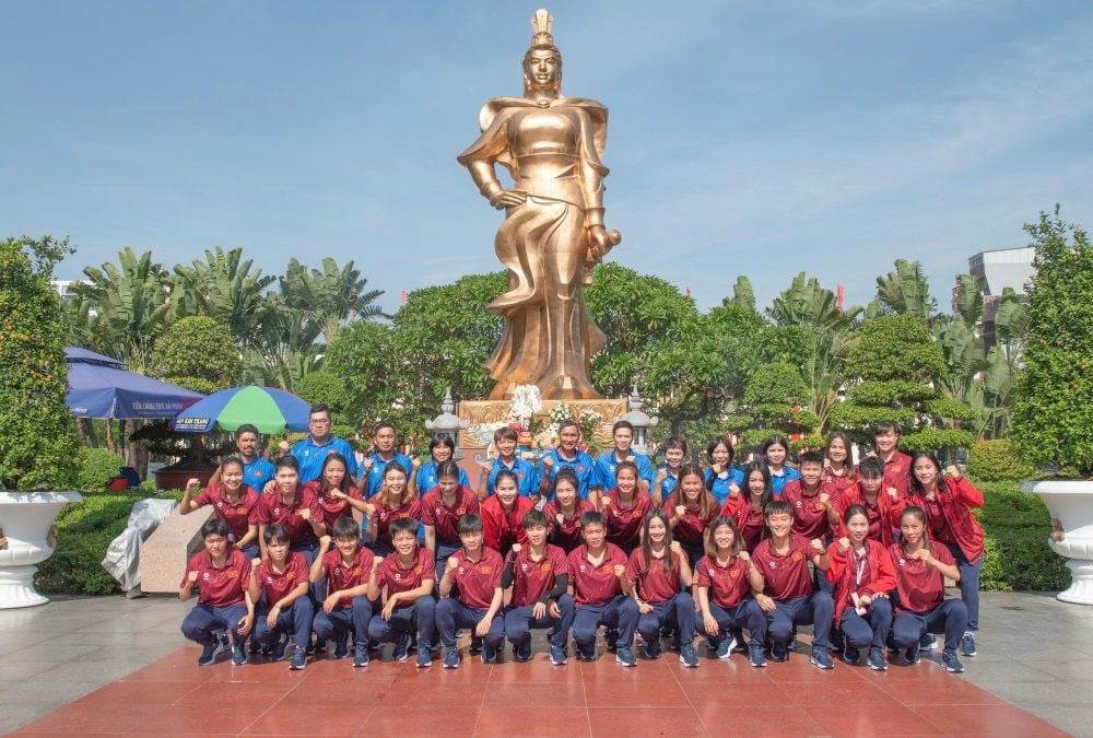 L'équipe féminine du Vietnam offre de l'encens au monument de Le Chan (Hai Phong) - photo 2