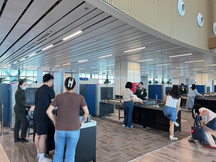 Bỏ quy định cởi giày, thắt lưng ở sân bay: Giải pháp nâng cao chất lượng dịch vụ hàng không - Ảnh 1.