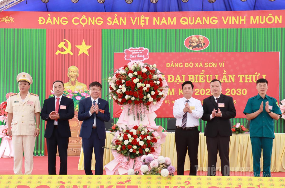 Colonel Lai Tien Giang, Commander of the Provincial Military Command, presented flowers to congratulate the Congress.