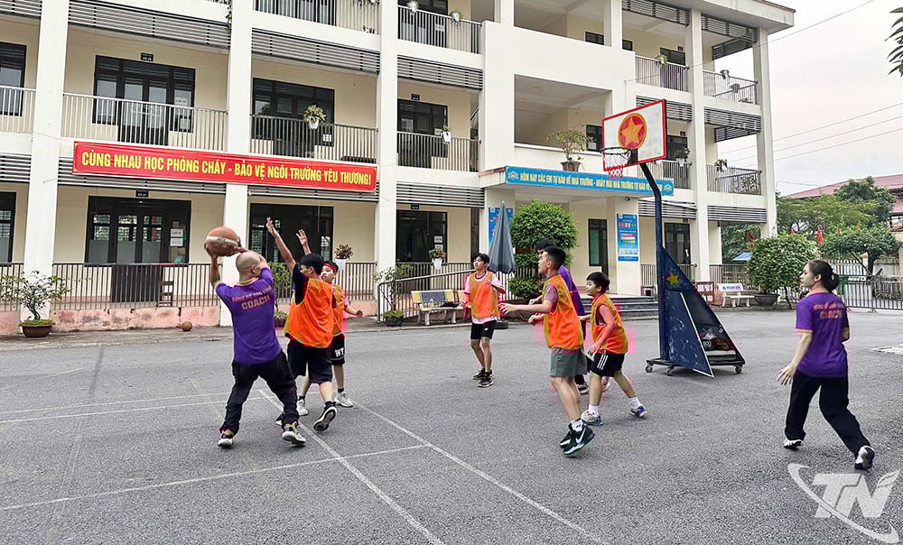 Exciting training atmosphere on Sao Vang Club's football field.