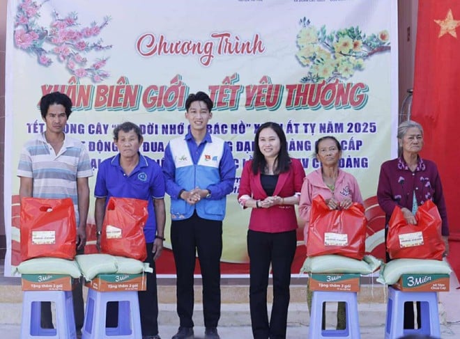 បុរស Gen Z ក្នុងដំណើររបស់គាត់ដើម្បីផ្សព្វផ្សាយពន្លឺព្រះអាទិត្យ និងធ្វើឱ្យពិភពលោកមានភាពកក់ក្តៅ - រូបថត 3.