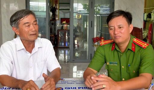 Cán bộ công an xã vì dân phục vụ