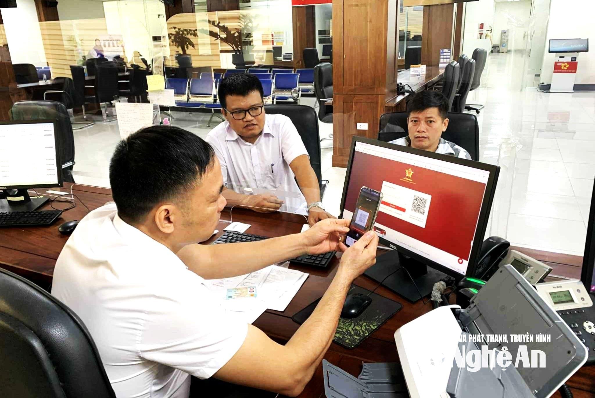1-agricultural-and-environmental-sector-officer-receiving-applications-and-guiding-people-Anh-Hoang-Vinh.jpg