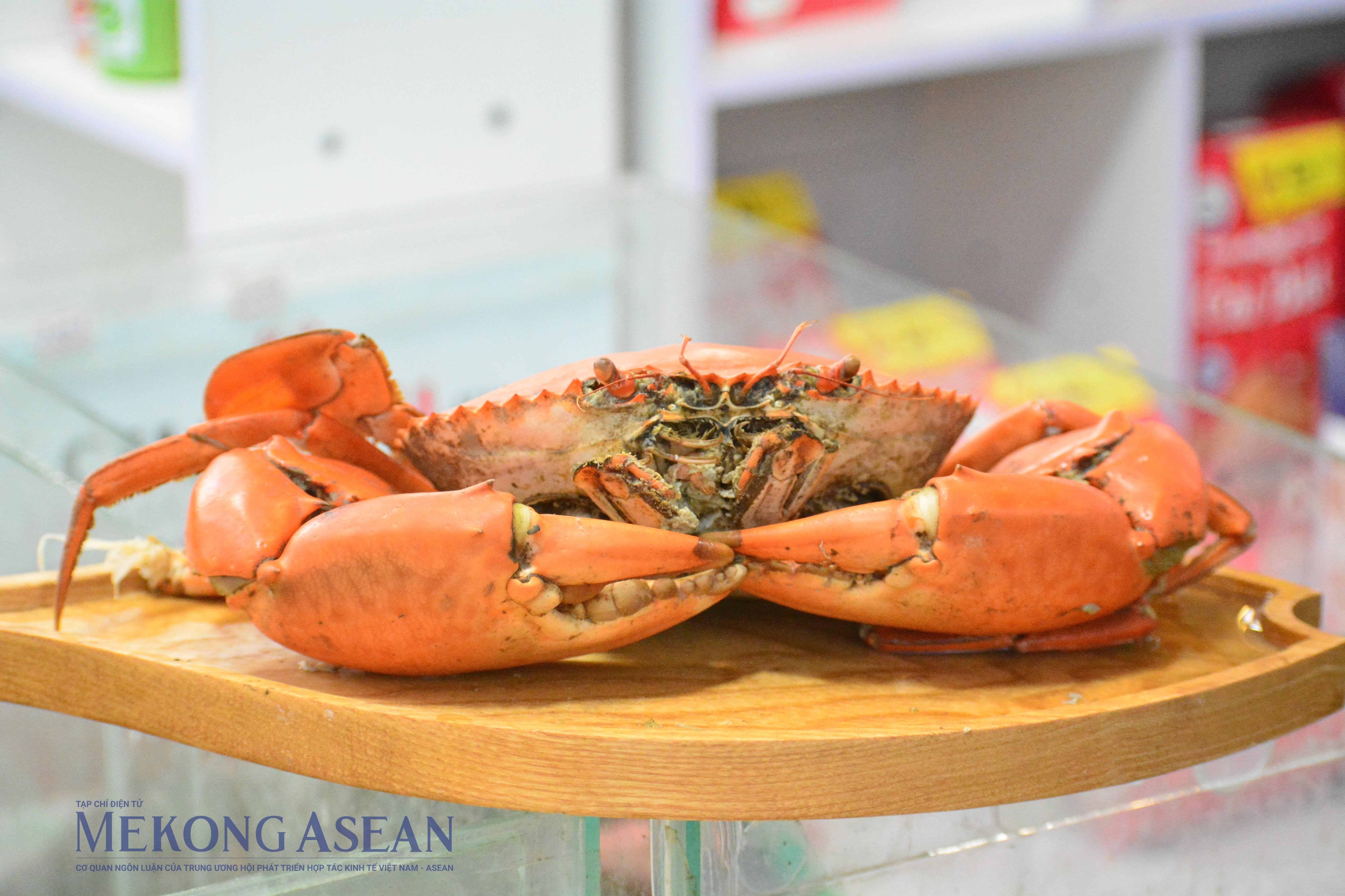 Hội chợ năm nay còn có sự xuất hiện của các mặt hàng thủy sản, trong đó cua Cà Mau được yêu thích bởi vị ngọt, chắc thịt và sự béo ngậy của gạch. Ông Nguyễn Hoàng Ân - Chủ tịch HĐQT HTX Cái Bát cho biết: &quot;Đây là lần đầu tiên hợp tác xã mang sản phẩm đến hội chợ Vietnam OCOPEX, gồm cua tươi cũng như các mặt hàng chế biến như bánh phồng tôm, tôm khô... Sản phẩm của đơn vị đã tiêu thụ ở các siêu thị như Aeon, Coopmart cũng như xuất khẩu.&quot;