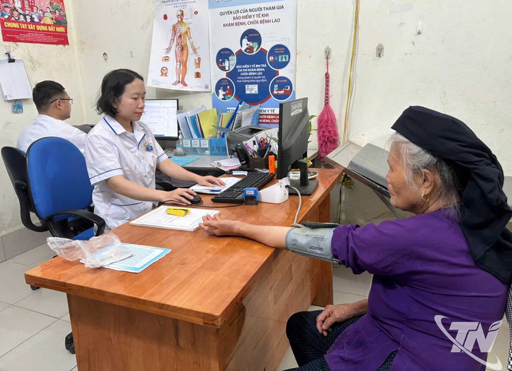 Người dân được tư vấn, khám, chữa bệnh tại Trạm Y tế xã Nghiên Loan.