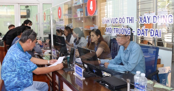 Cán bộ phường ở Đà Nẵng "tăng ca" đến tối để kịp cấp sổ hồng cho dân