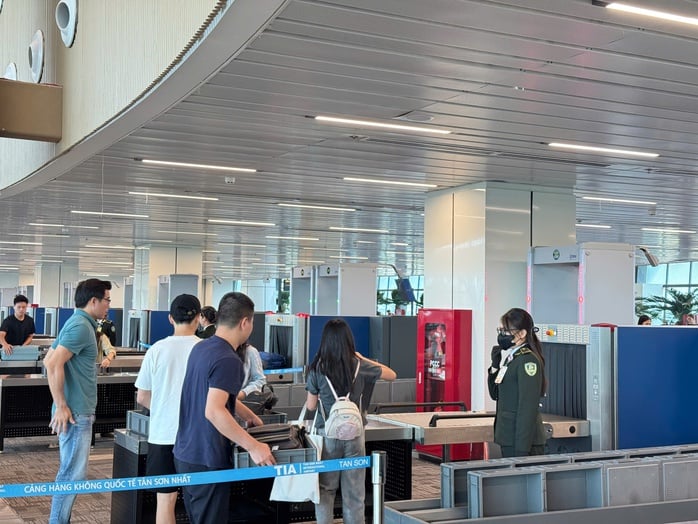Tốn vài phút cởi giày, thắt lưng, con số bất ngờ về thiệt hại cho kinh tế- Ảnh 2.