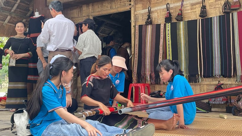 Learn about the weaving craft of the Central Highlands people.