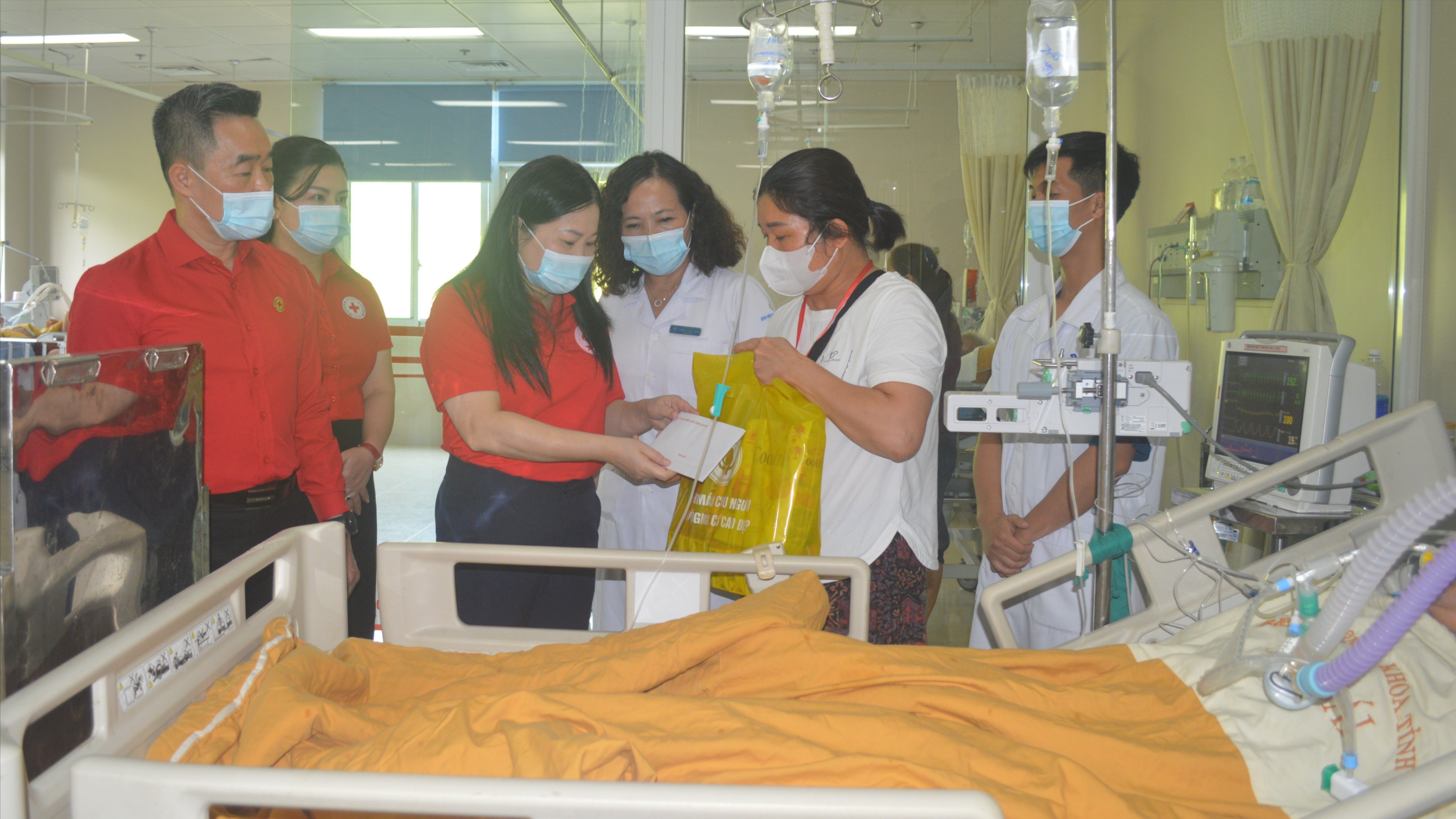 tl-thamhoi-dong-vien-benh-nhan-382028-6334.jpg