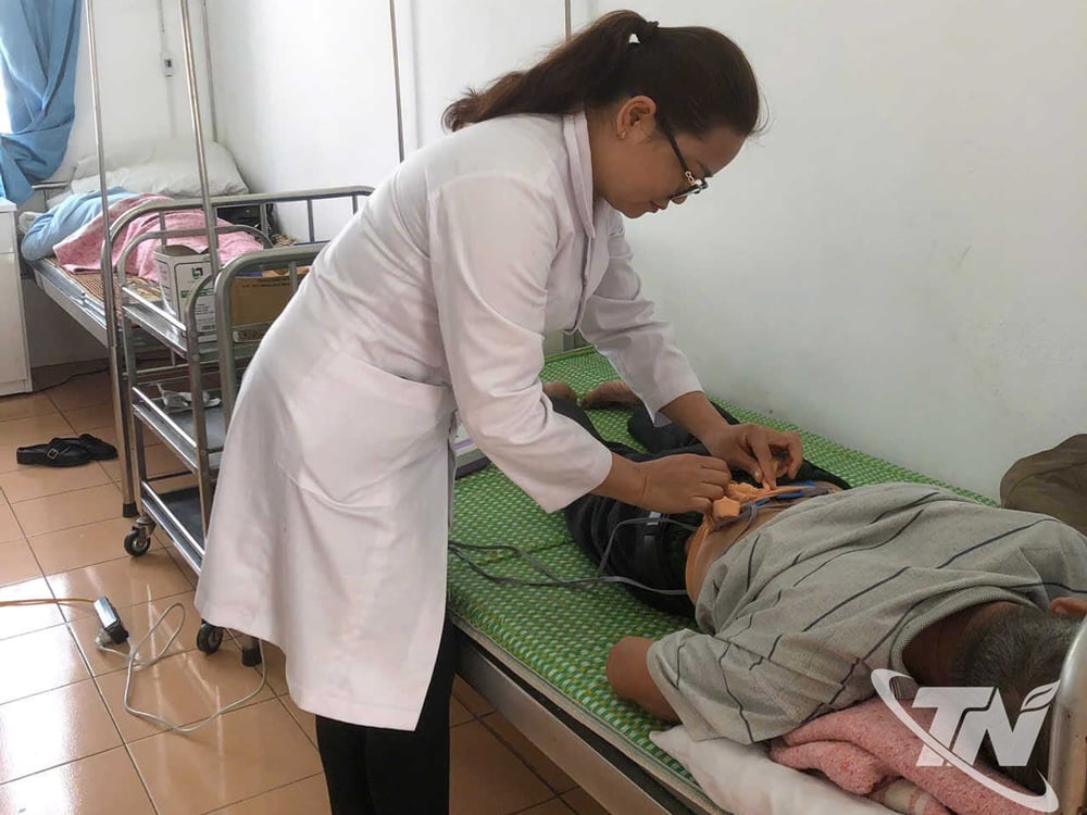 Khám, chữa bệnh cho người cao tuổi tại Trạm Y tế Sỹ Bình, xã Vĩnh Thông.