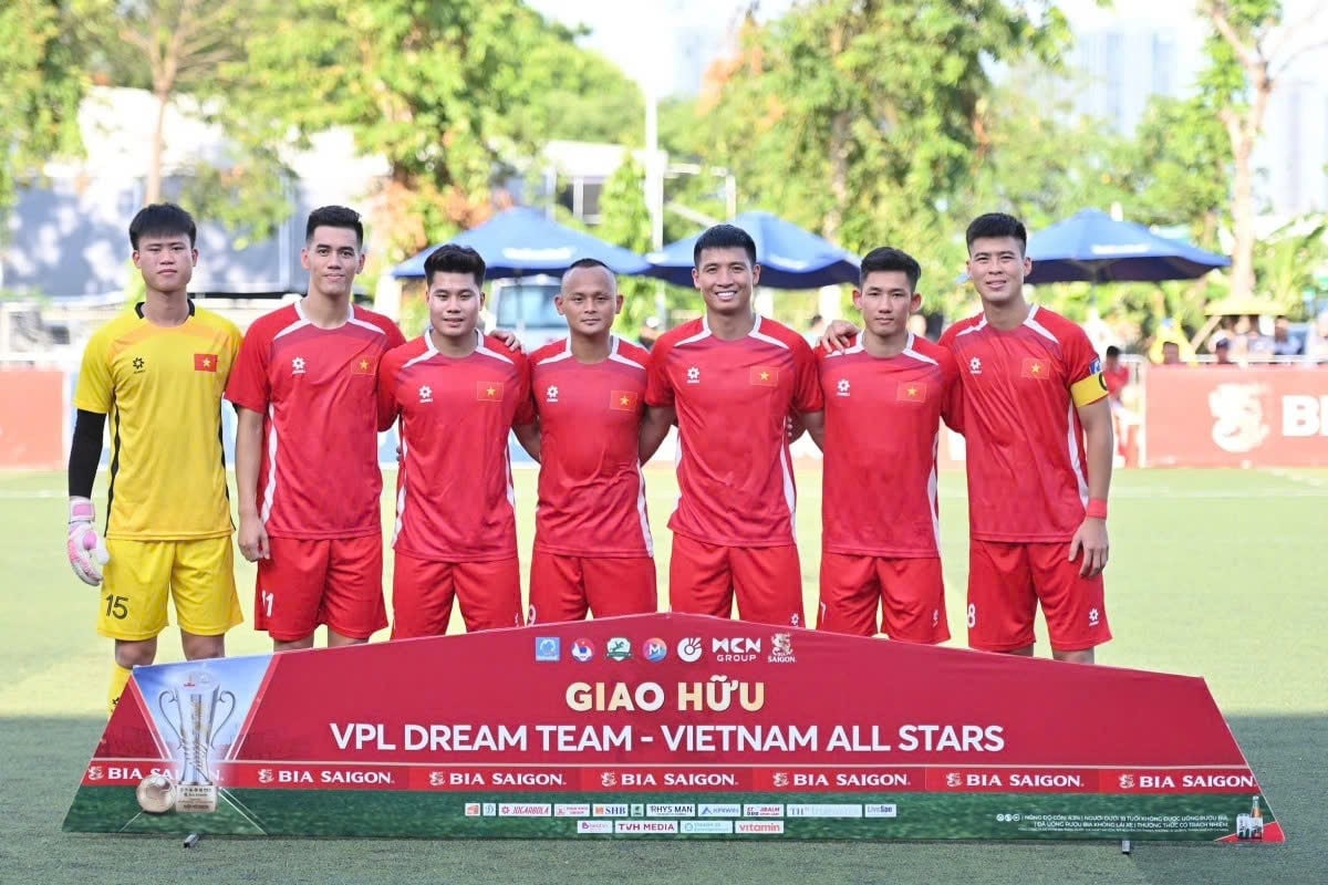 7 កីឡាករ football.jpg