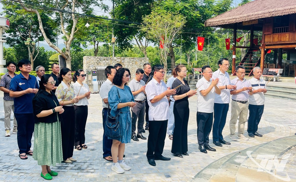 គណៈប្រតិភូបានអុជធូបរំលឹកវិញ្ញាណក្ខន្ធលោកប្រធានហូជីមិញ និងបុព្វបុរសបដិវត្តន៍ក្នុងវិស័យសារព័ត៌មាននៅទីតាំងប្រវត្តិសាស្ត្រជាតិនៃសាលាសារព័ត៌មាន Huynh Thuc Khang។