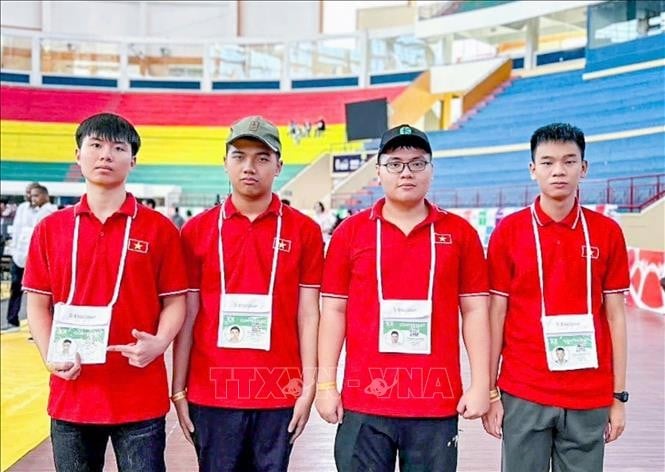 Cả 4 học sinh tham dự Olympic Tin học quốc tế (IOI) năm 2025 đều đạt huy chương với 1 Huy chương Vàng, 2 Huy chương Bạc và 1 Huy chương Đồng. Ảnh: TTXVN phát