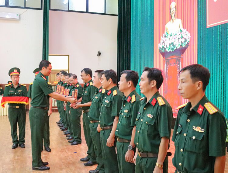 Trao quyết định cho quân nhân chuyên nghiệp tỉnh An Giang