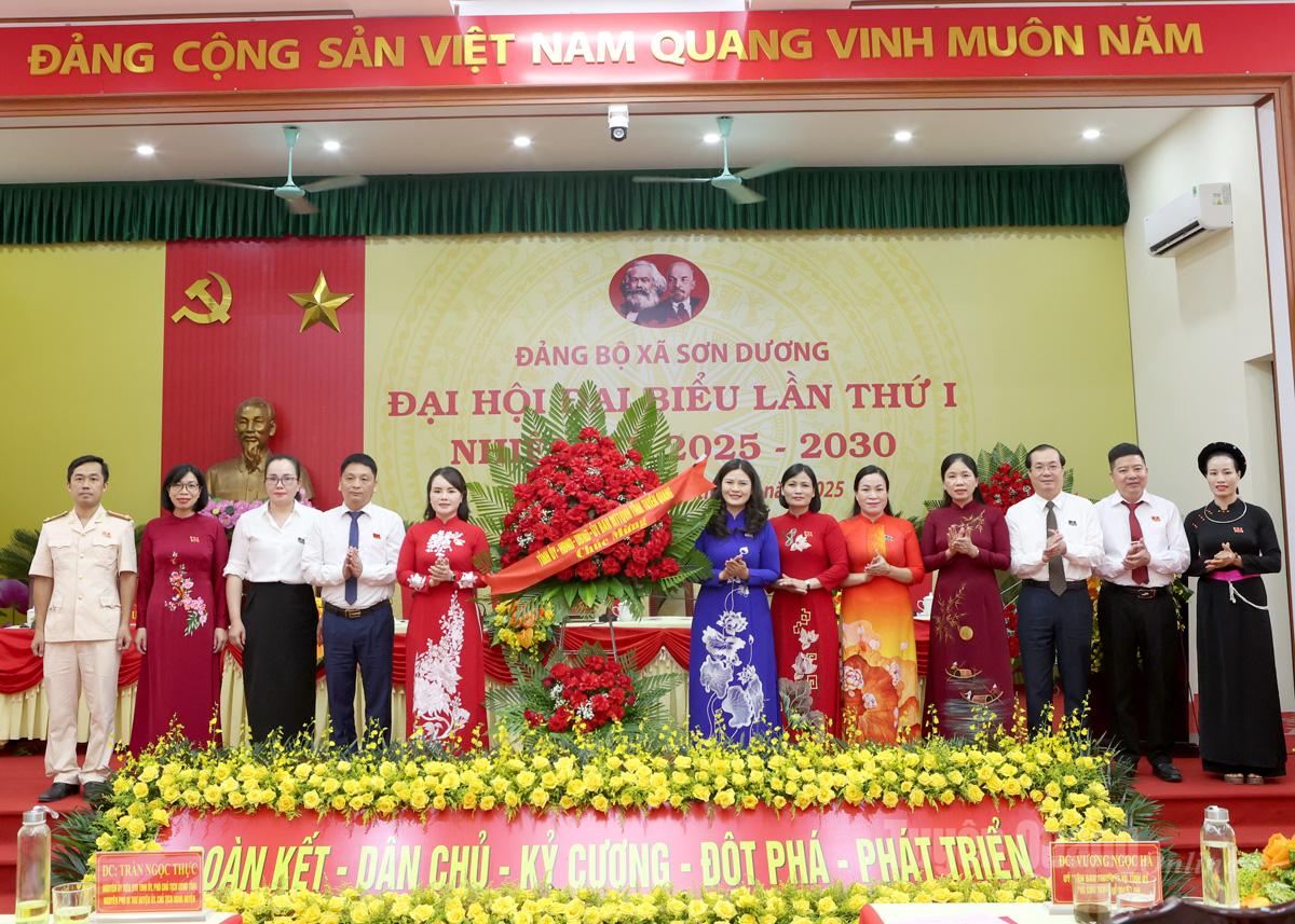 ថ្នាក់ដឹកនាំ​គណៈកម្មាធិការ​ប្រជាជន​ខេត្ត និង​គណៈប្រតិភូ​បាន​ថ្វាយ​កម្រងផ្កា​ដើម្បី​អបអរសាទរ​អង្គសន្និបាត។