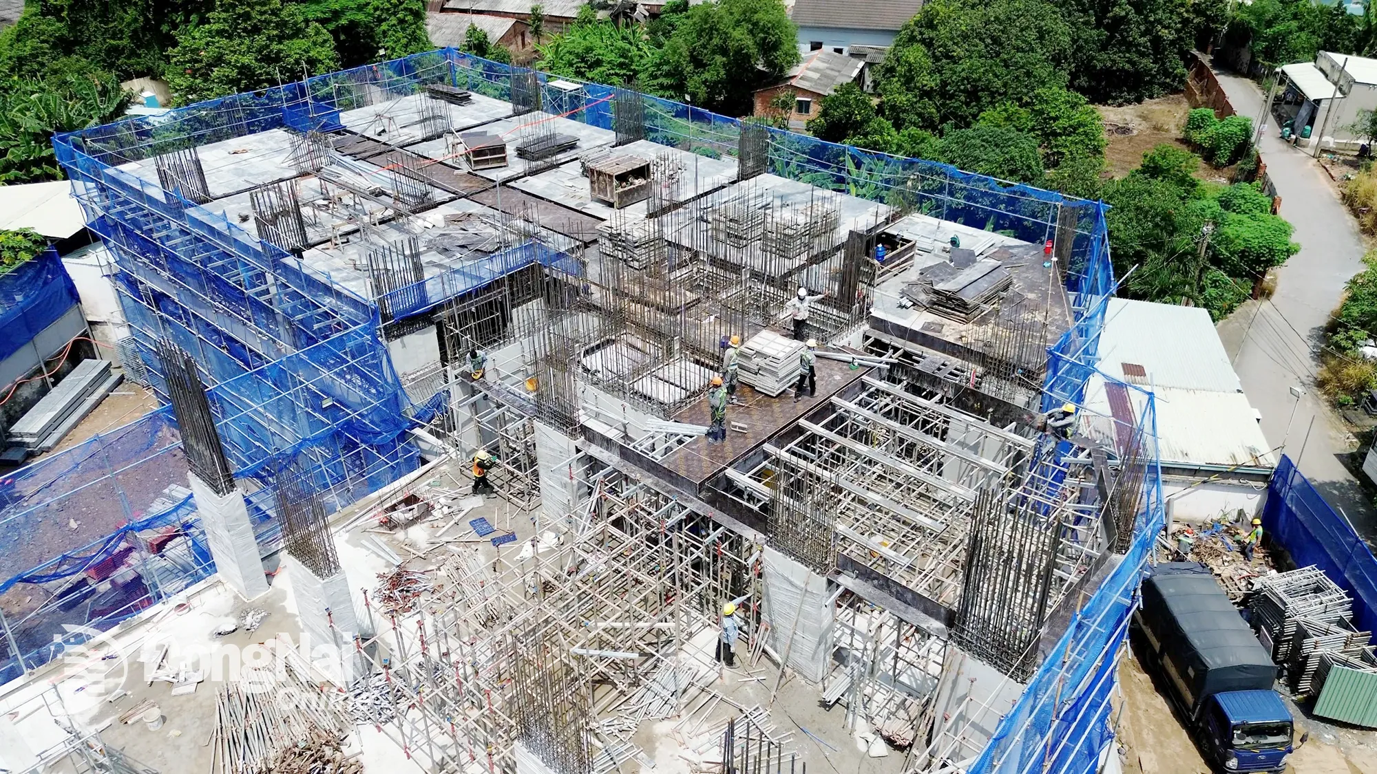 The Fresia Riverside project under construction will prioritize 300 apartments for state officials, civil servants, and public employees who are subject to the merger to buy. Photo: Hoang Loc