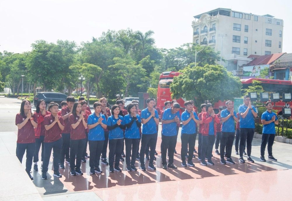 L'équipe féminine du Vietnam offre de l'encens au monument de Le Chan (Hai Phong) - photo 1