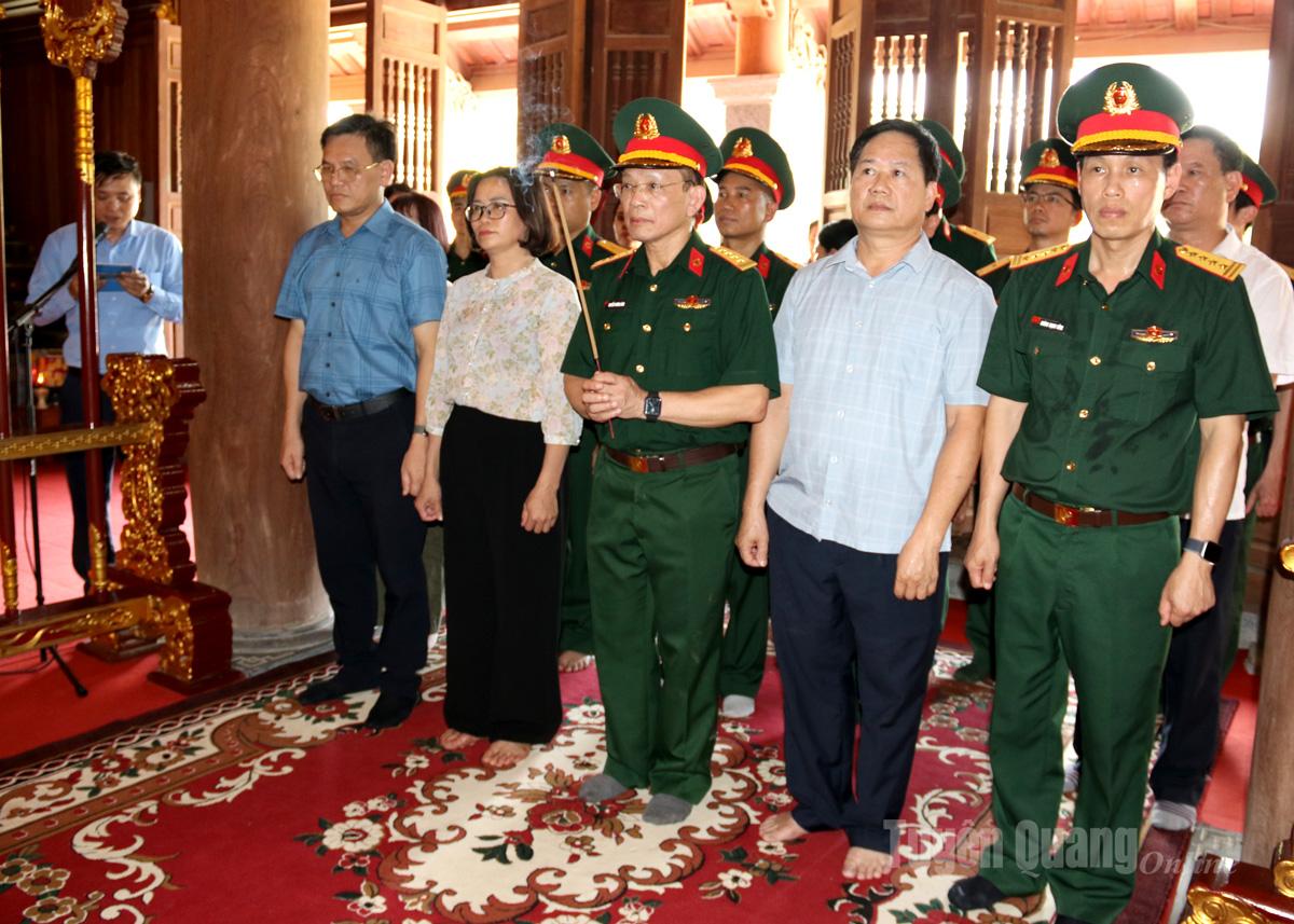 Đồng chí Nguyễn Phương Đông, nguyên Chủ nhiệm khoa A11, Bệnh viện Trung ương 108 dâng hương tại Khu tưởng niệm Chủ tịch Hồ Chí Minh và các vị tiền bối cách mạng.