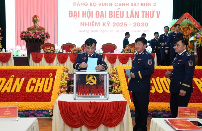 Đại tá Lê Huy tái đắc cử Bí thư Đảng ủy Vùng Cảnh sát biển 2- Ảnh 2.