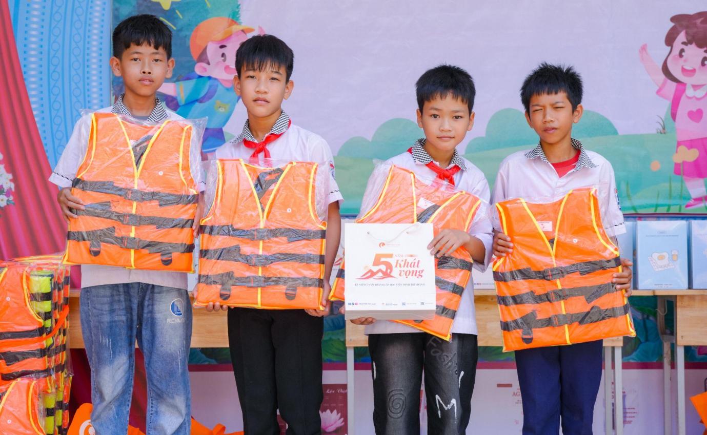 Trao 400 phần quà cho học sinh nghèo tỉnh Bắc Ninh trước thềm năm học mới- Ảnh 1.
