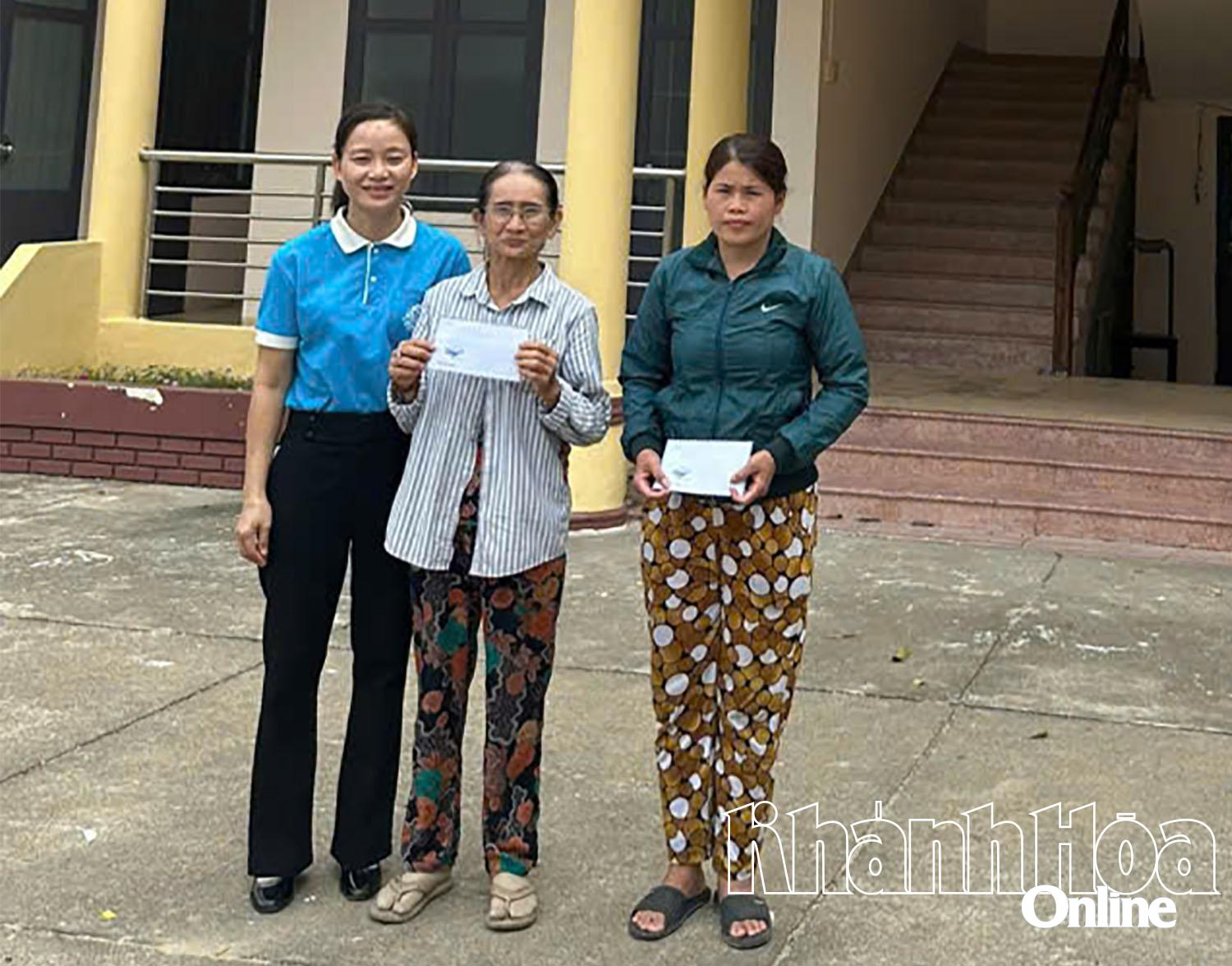 សម្ព័ន្ធនារីឃុំ Tay Ninh Hoa ជូនអំណោយដល់ស្ត្រីក្នុងគ្រាលំបាក។