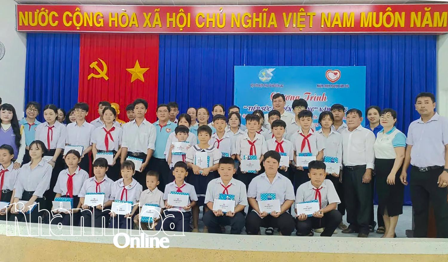 Trao học bổng cho các học sinh.