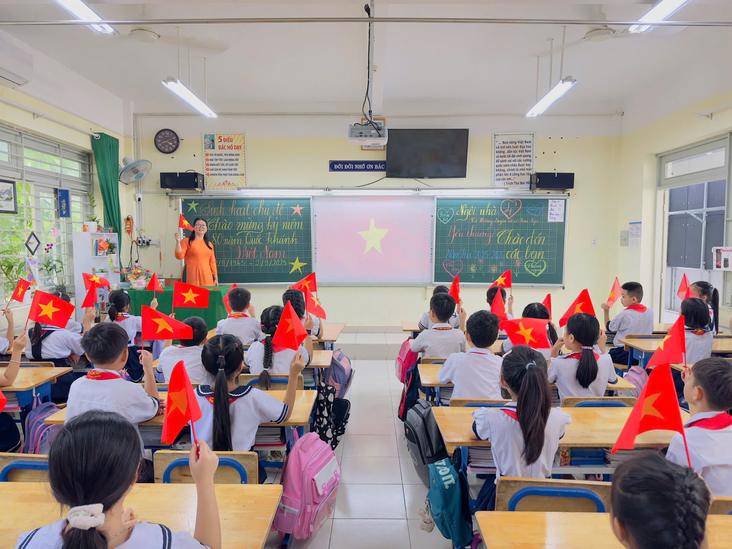 Trường học TP.HCM đỏ rực cờ Tổ quốc chào Quốc khánh 2.9 - Ảnh 8.
