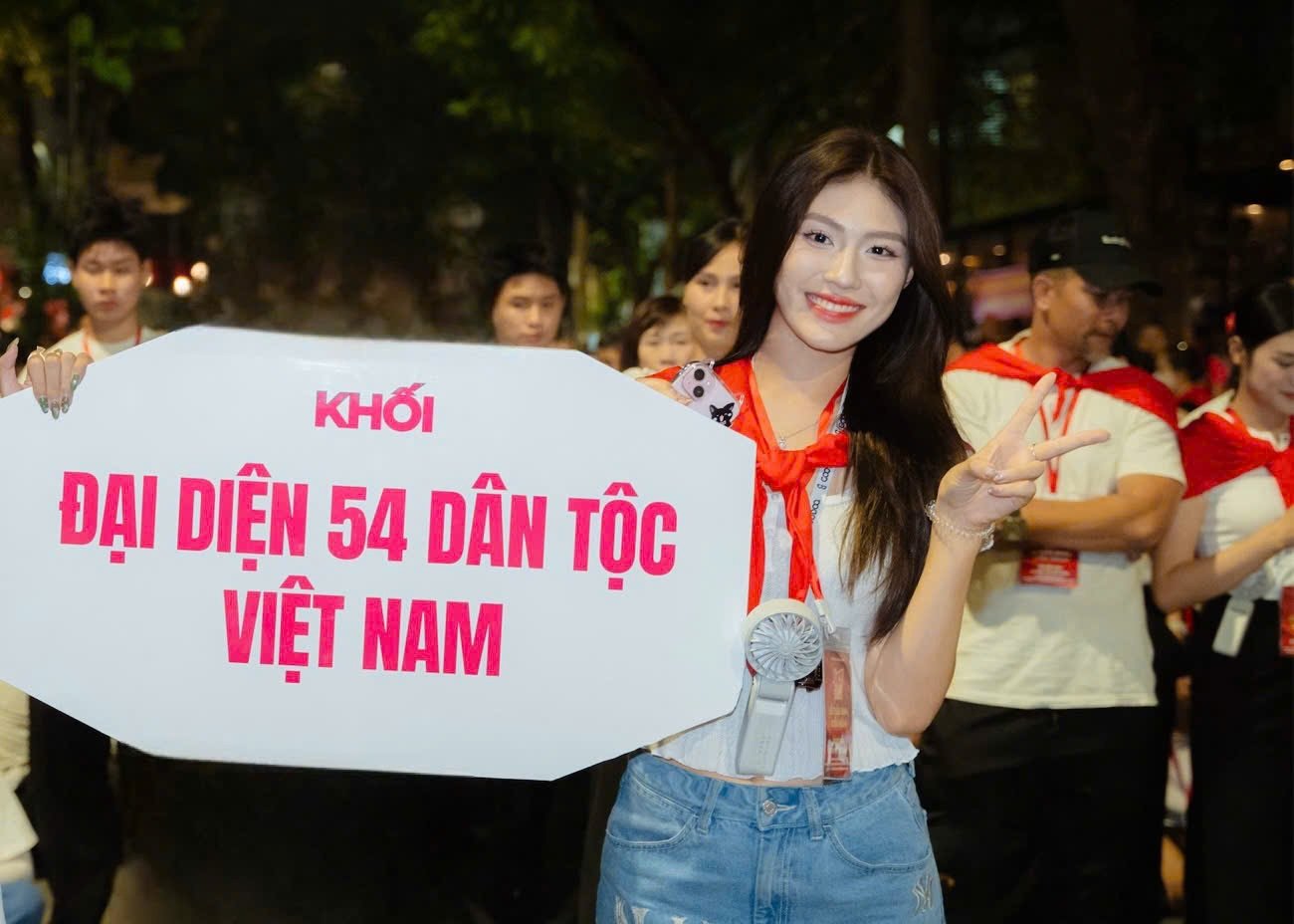 Cô gái xinh đẹp cao 1,73m ở hàng đầu khối diễu hành 54 dân tộc là ai? - 2